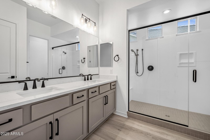 17)MASTER BATH