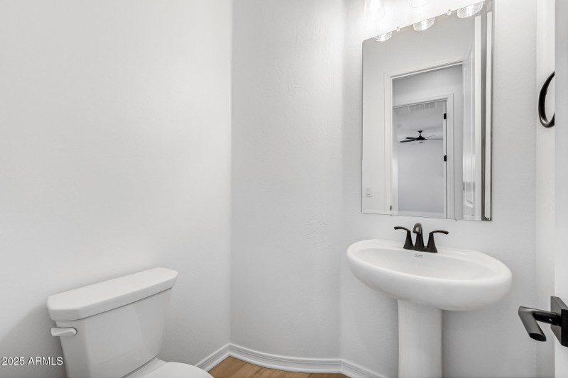 22)POWDER ROOM