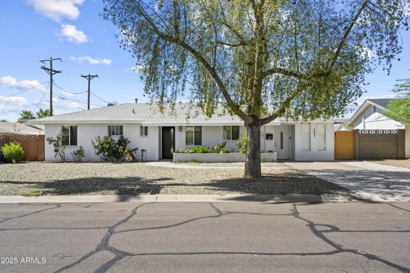 7041 E Cypres St-43