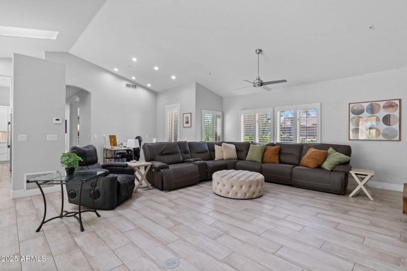 11-web-or-mls-11290-e-cochise-dr