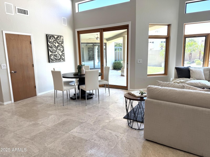 Casual dining area 1