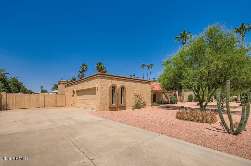 5902 E Sharon Dr