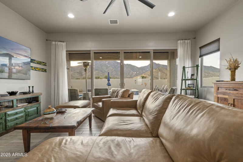 2 Interior 17