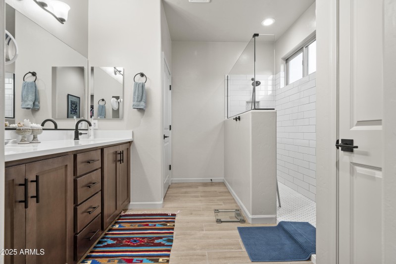 2 Interior 28
