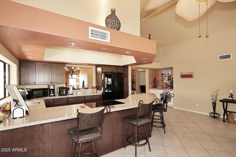 Kitchen-Breakfast Bar