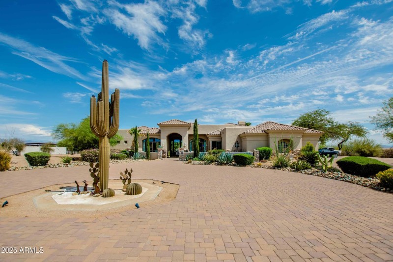 Large circular paver enterence drive