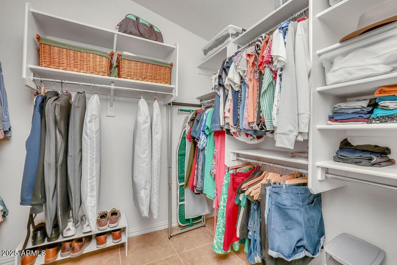 18) WALK IN CLOSET
