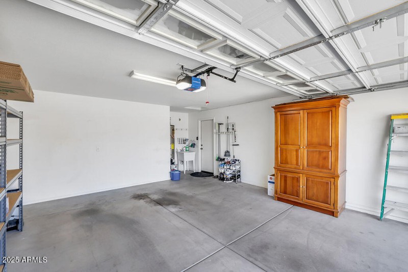 25) GARAGE