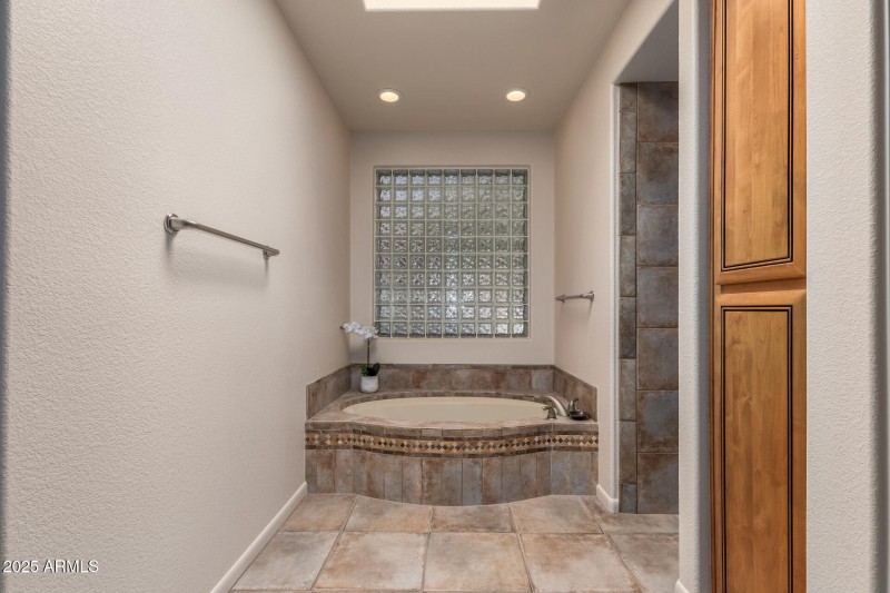 SOAKING TUB