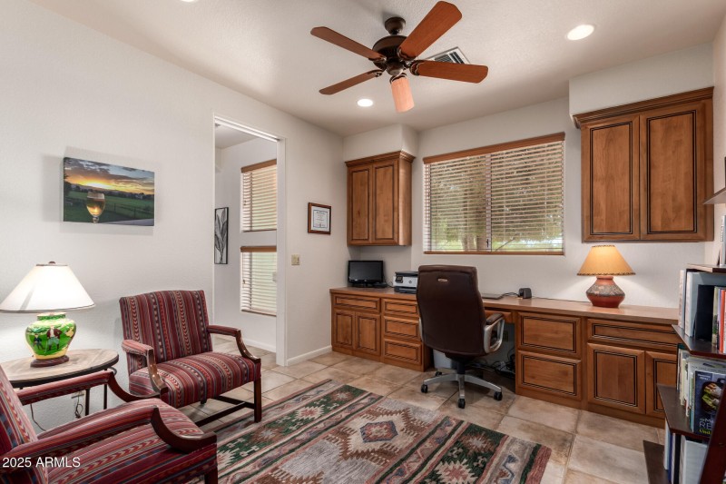 OFFICE WITH BUILT-INS