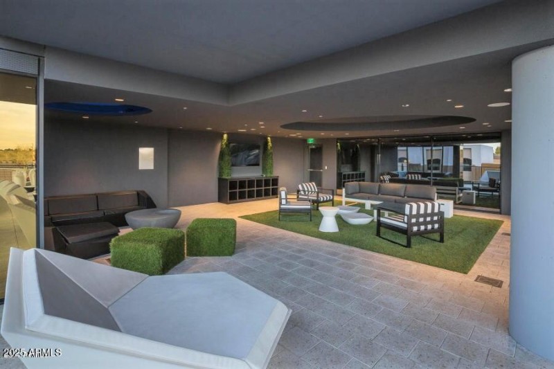 pool lounge