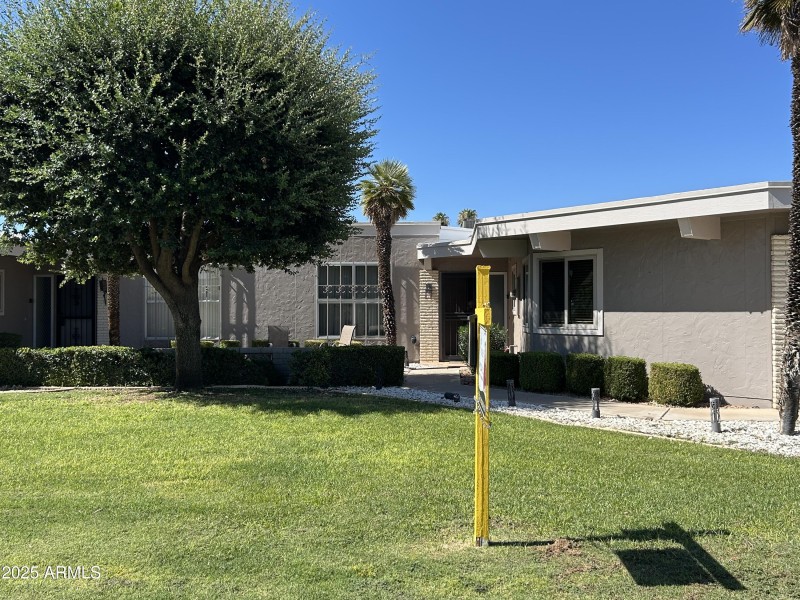 Front zoomed with green grass