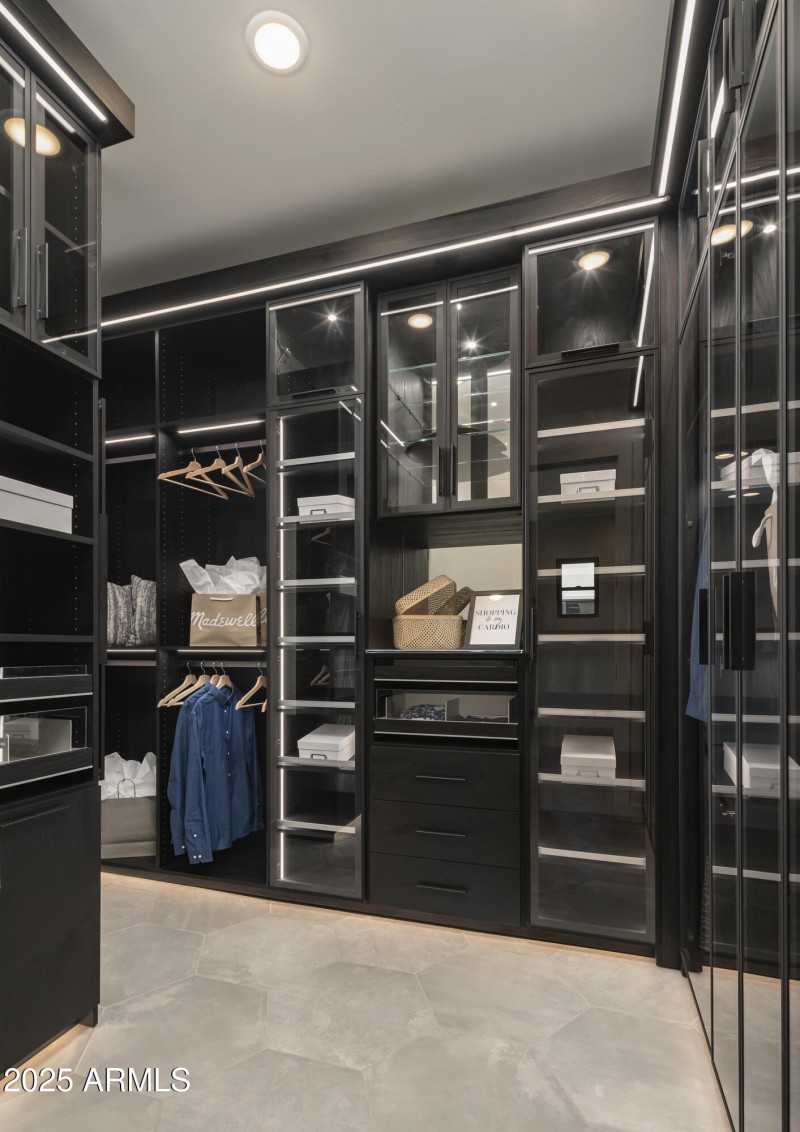 Sereno_Canyon_Callum_PCloset_3469_conver