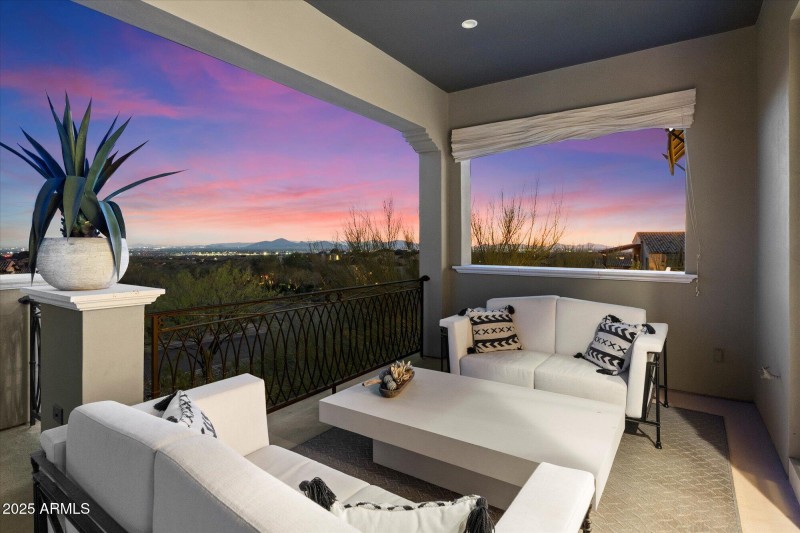 147-New - Upstairs Den Patio