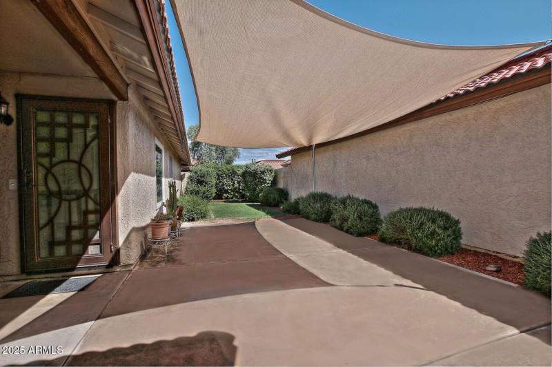 5202 E Tamblo Dr Phoenix AZ-large-007-01