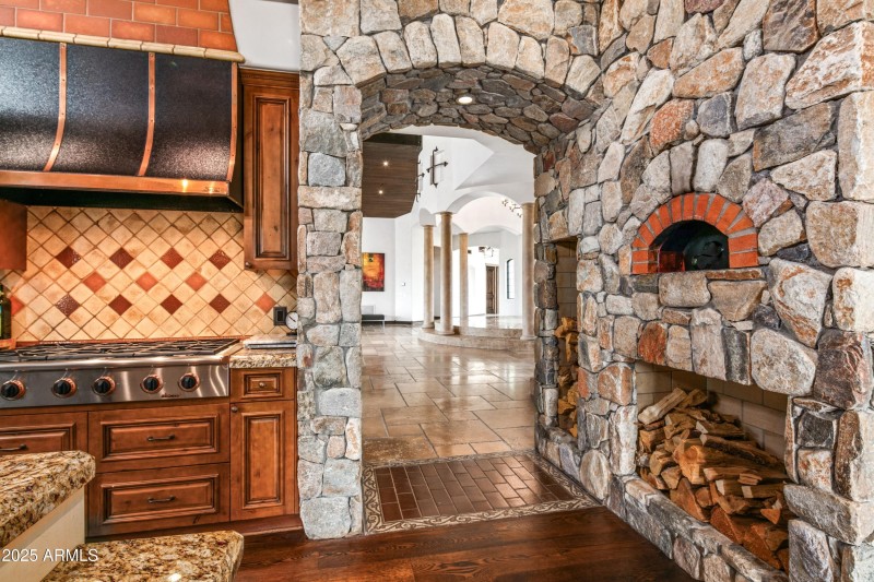 020_Open Floor Plan Pizza Oven