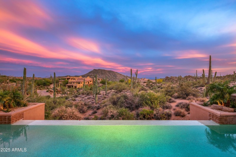 062_Colorful Elevated Views