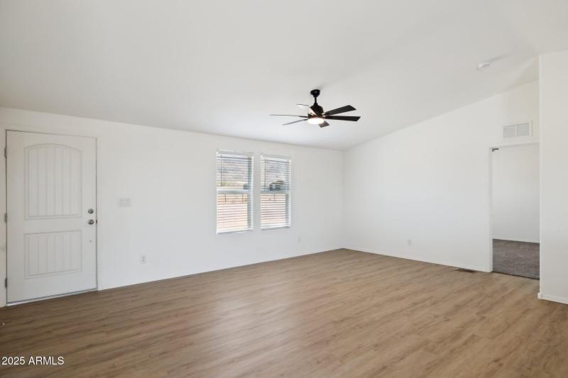 4-web-or-mls-51288-w-blue-jay-st