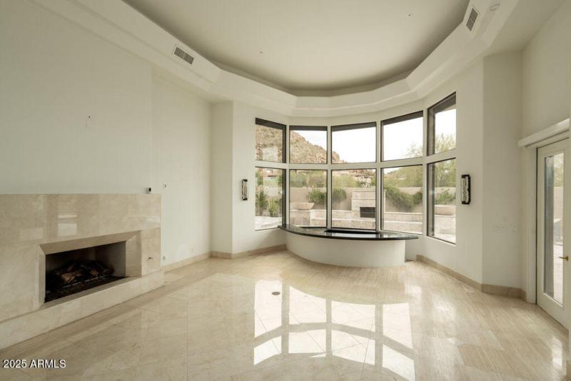 Great Room w/ Gas Fireplace