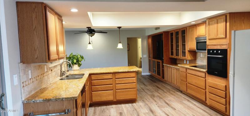 KITCHEN WITH GRANITE COUNTER TOPS