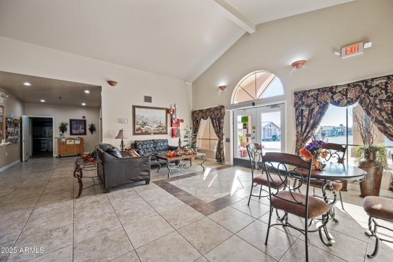 14-MeridianManor-ocupix-Comm