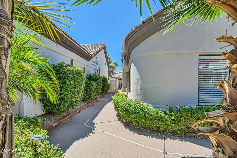 026 - 39 Exterior Side