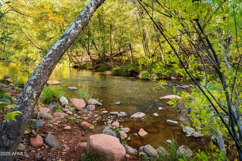 5-MINUTE HIKE TO THE CREEK