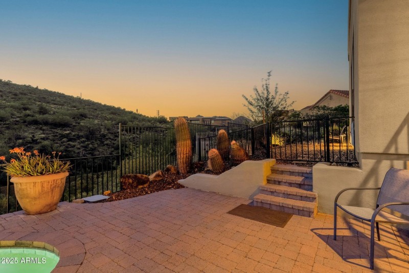 058_Steps To Side Yard