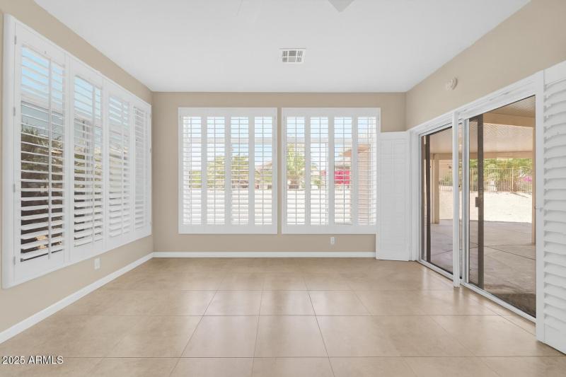 BIG BONUS ROOM OFF THE KITCHEN