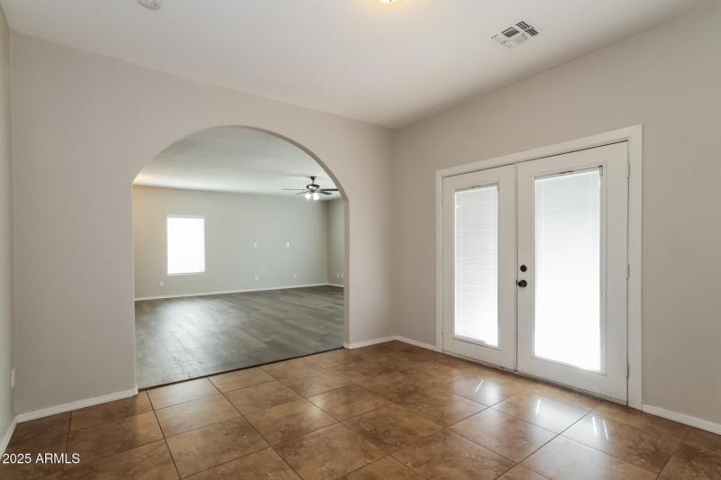 008-photo-dining-room-15024587