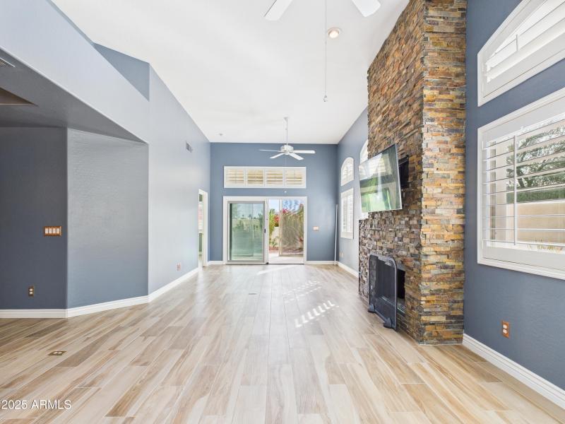 5 13826 N 96th St Living Room