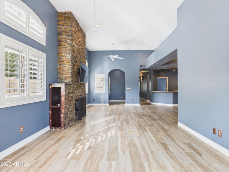 9 13826 N 96th St Living Room