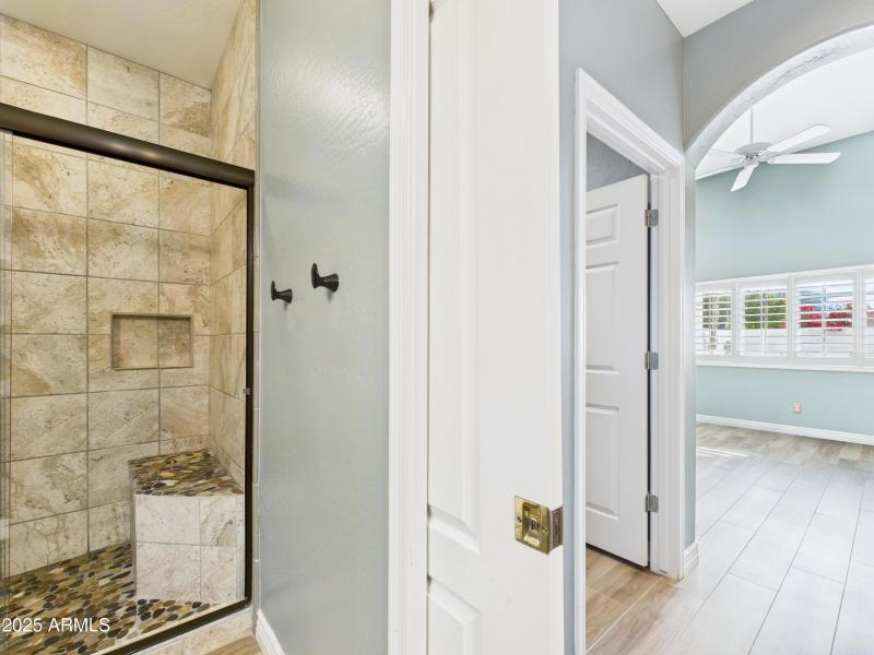 35 13826 N 96th St Primary Bathroom