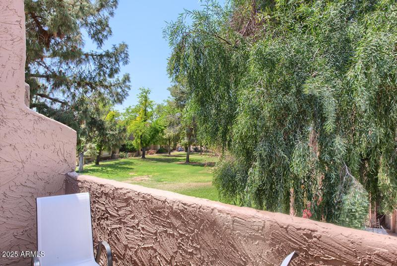 Overlooks Green/Trees