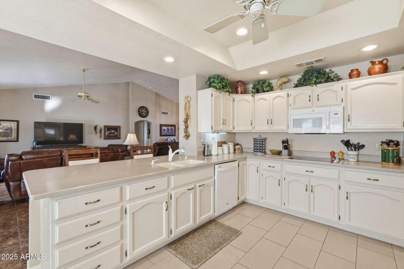 Open Kitchen w/ eat up snack bar