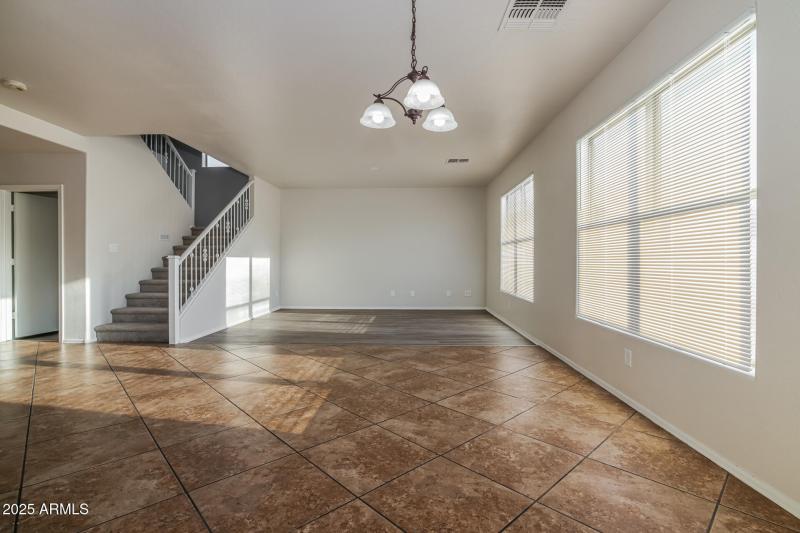 009-photo-dining-room-15057171