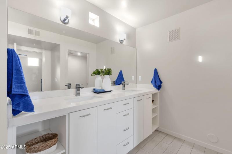 28-web-or-mls-1111-w-university-dr-3011