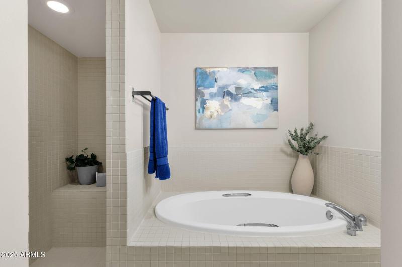 30-web-or-mls-1111-w-university-dr-3011