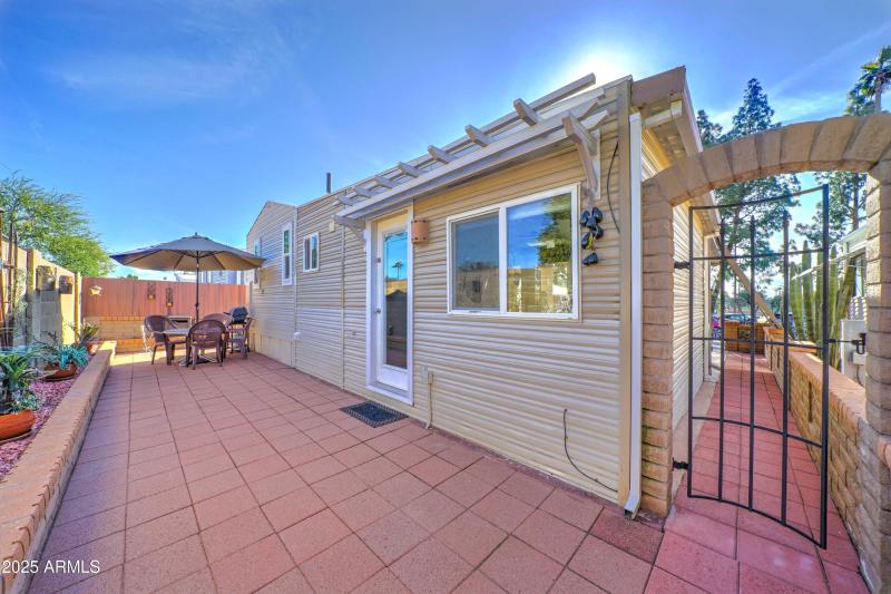 backyard has nice gate and plenty of spa