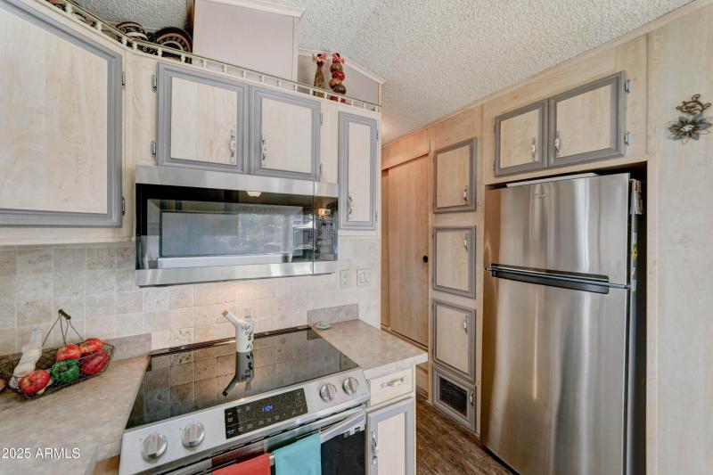 lots of storage in kitchen