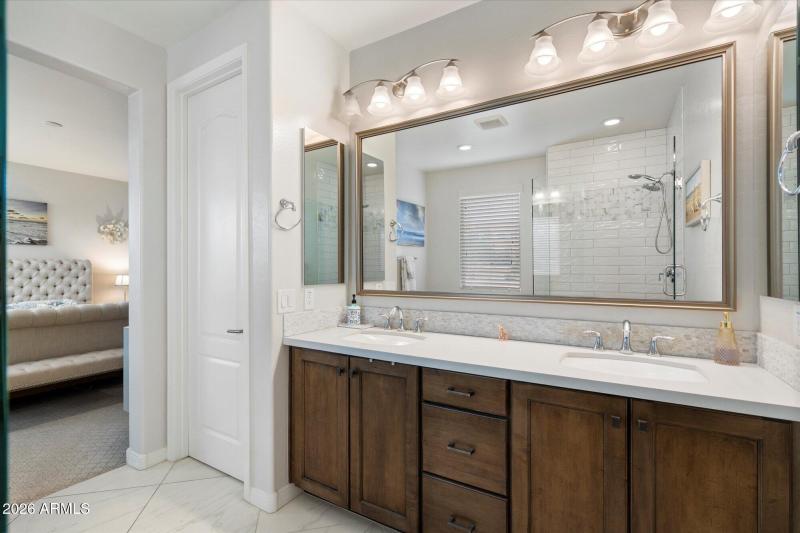 Dual Vanity En-Suite Bath