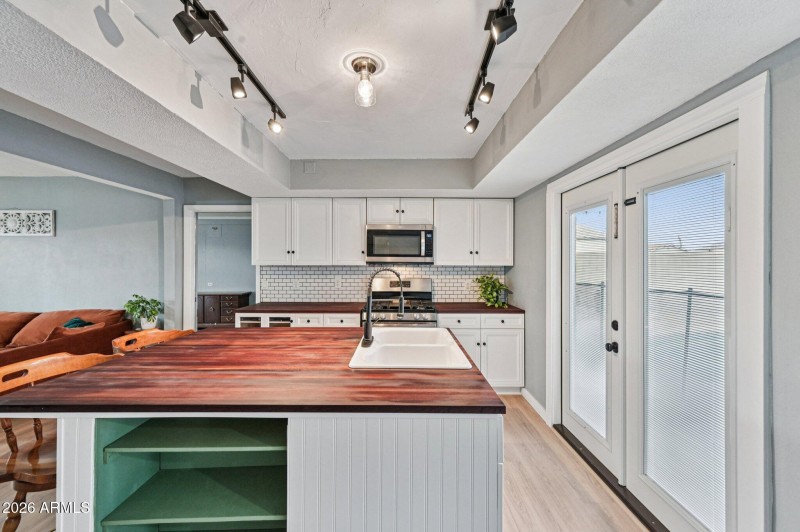 16-web-or-mls-W Corrine Dr-S0301-016