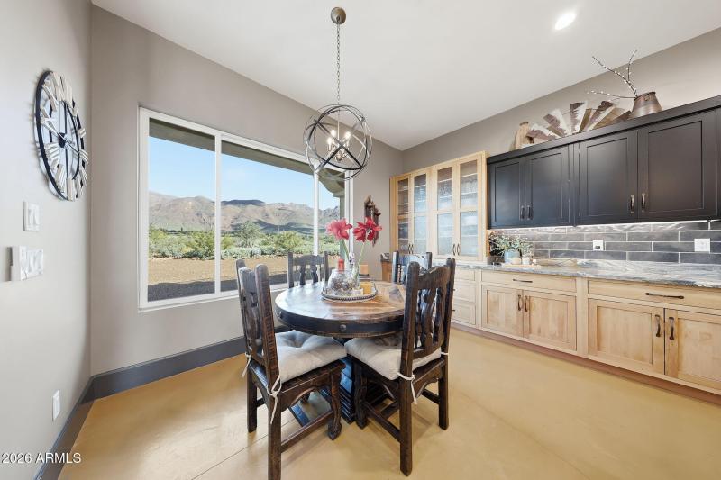 Dining/Breakfast Nook