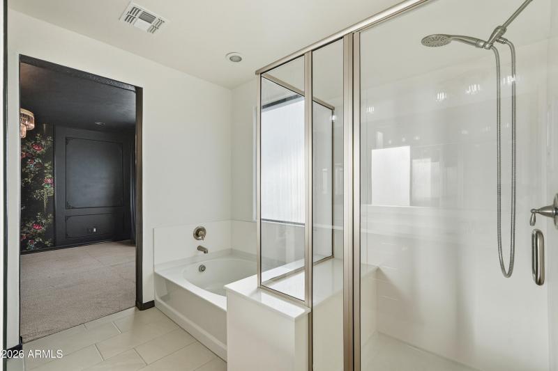 Master bathroom w/ tub and shower