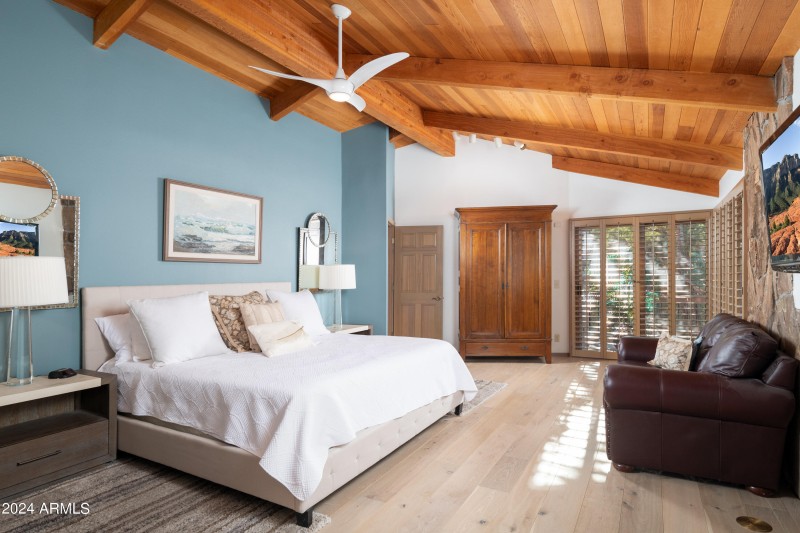 PRIMARY BEDROOM WITH SITTING AREA
