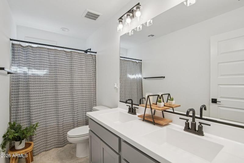 26-web-or-mls-Roma Ave-S1601-026