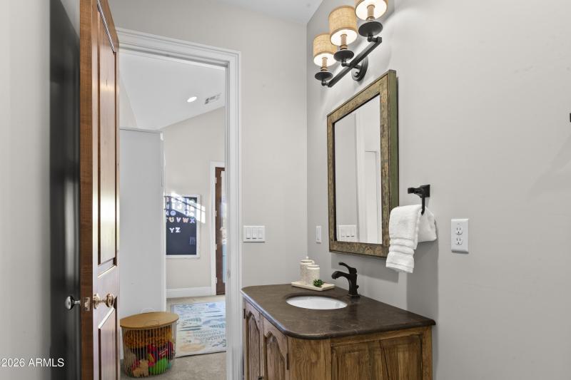 Upstairs Ensuite bath2