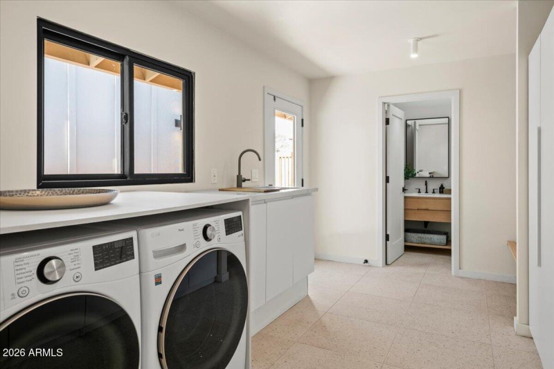 Laundry/Mud Room w Full Bath