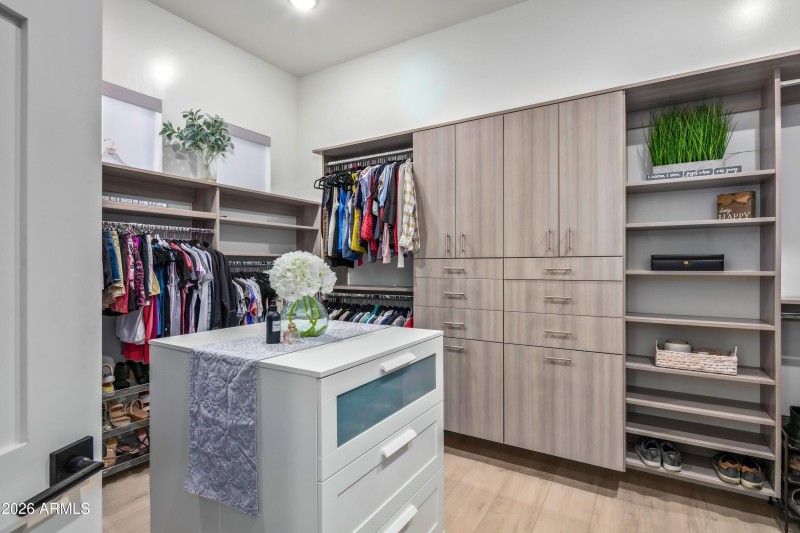 040_Designer Primary Closet