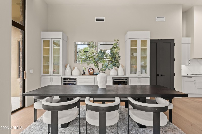 009_Refined Dining Space